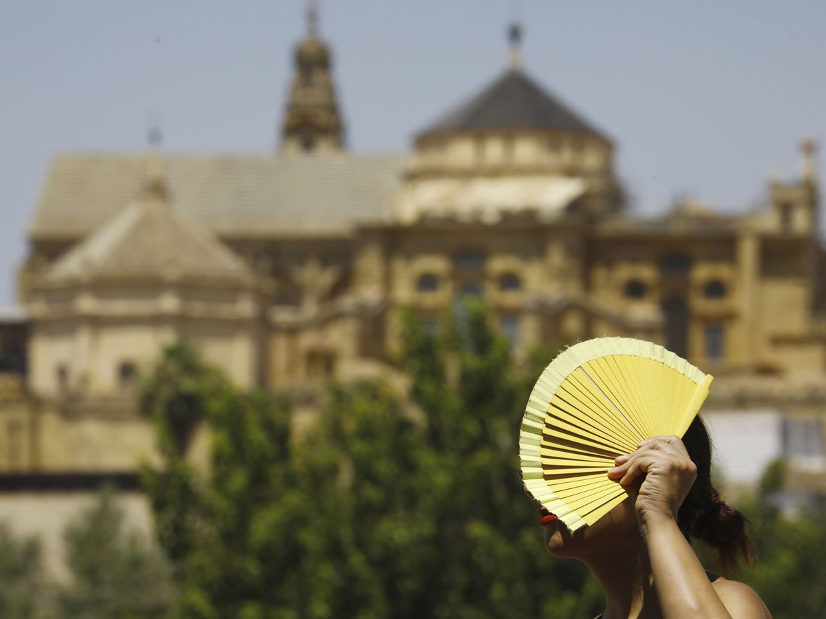 Foto: Una mujer se protege del sol paseando por la mezquita de Córdoba. (EFE/Salas)