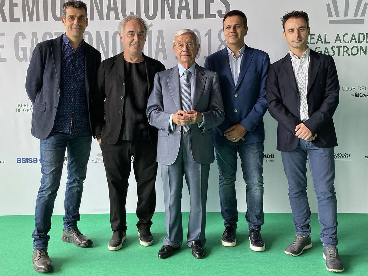 Foto: Rafael Ansón con Ferran Adrià y los chefs de Disfrutar, Mateu Casañas, Oriol Castro y  Eduard Xatruch. (Rafael Ansón)