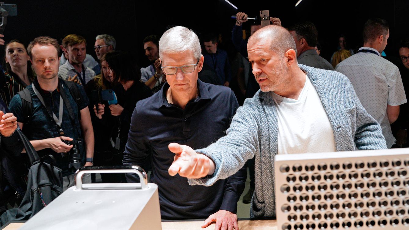 Foto: Jonathan Ive (derecha) junto al CEO de Apple. (Reuters)