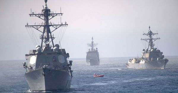 Foto: Los buques USS Nitze (izquierda), USS Bainbridge (derecha) y, al fondo, el USS Leyte Gulf. (US Navy)