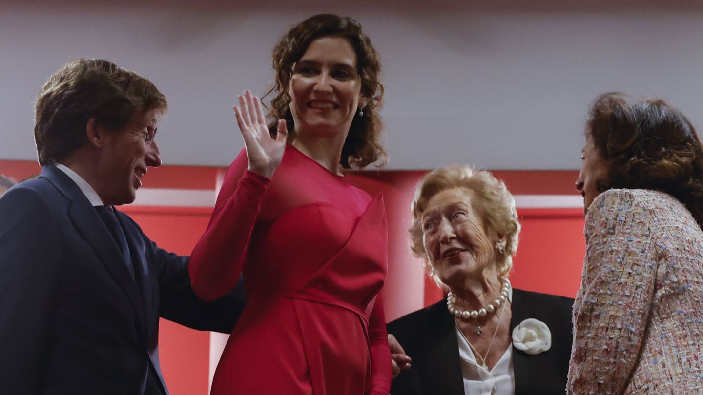 El alcalde de Madrid, José Luis Martínez-Almeida, y la presidenta de la Comunidad de Madrid, Isabel Díaz Ayuso, a su llegada a la representación de 'Aida'. (EFE/Juanjo Martín)