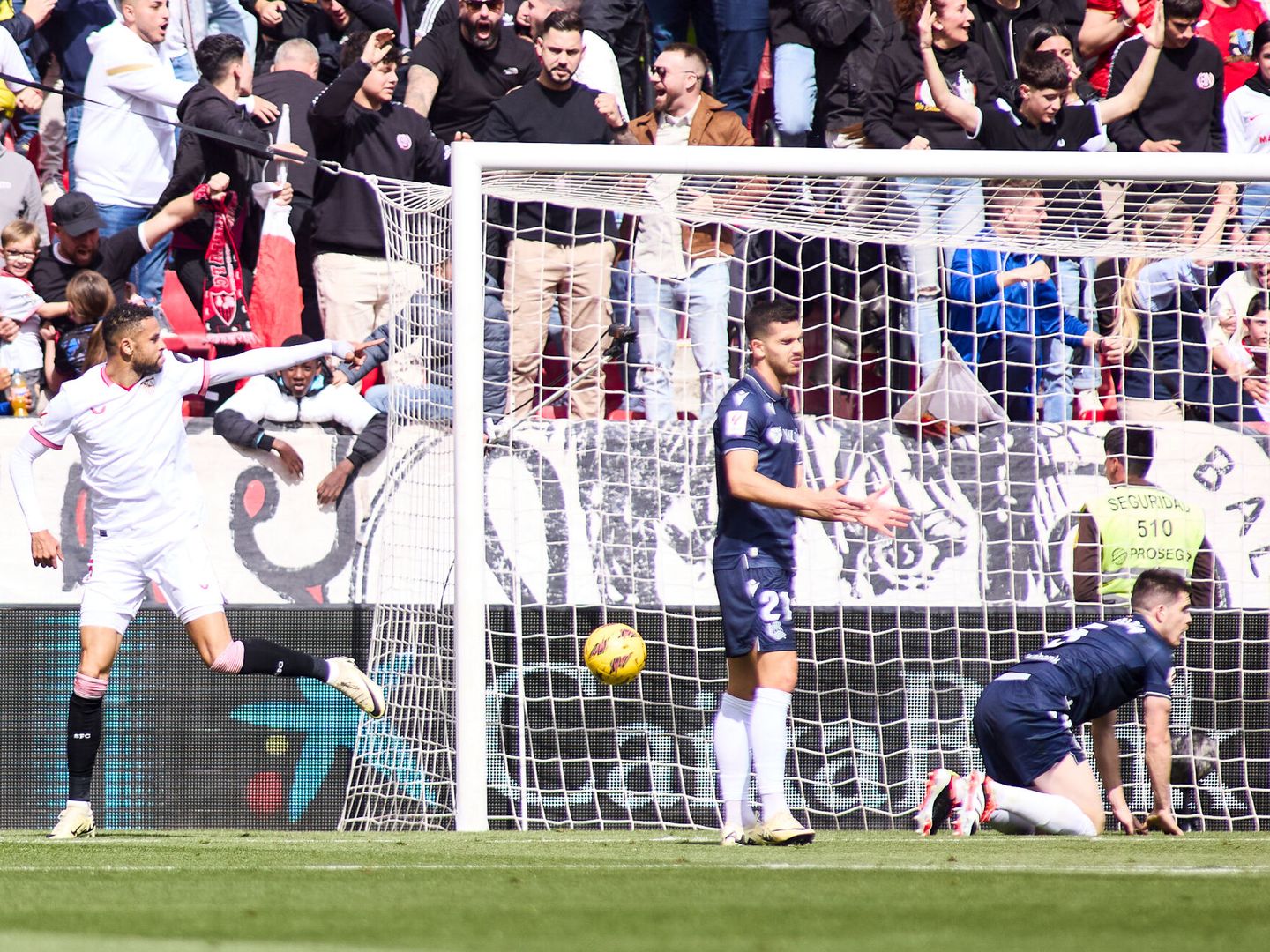 En-Nesyri celebra uno de sus dos goles ante la Real Sociedad (AFP7).