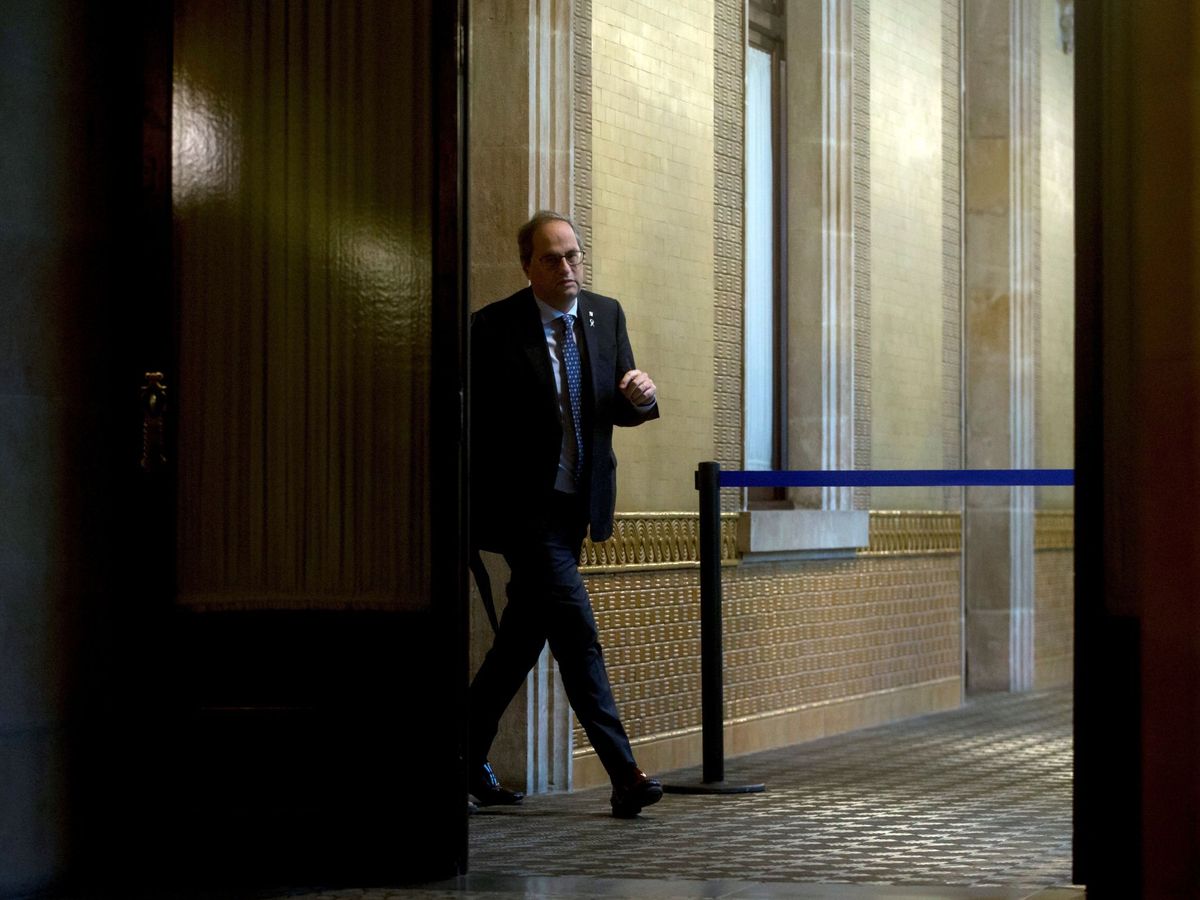 Foto: El presidente de la Generalitat, Quim Torra, en los pasillos del Parlament. (EFE)