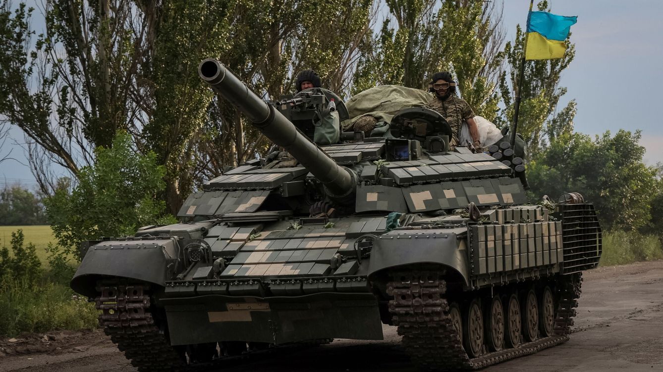 Foto: Militares ucranianos montan un tanque en la región de Donetsk. (Reuters/Gleb Garanich)
