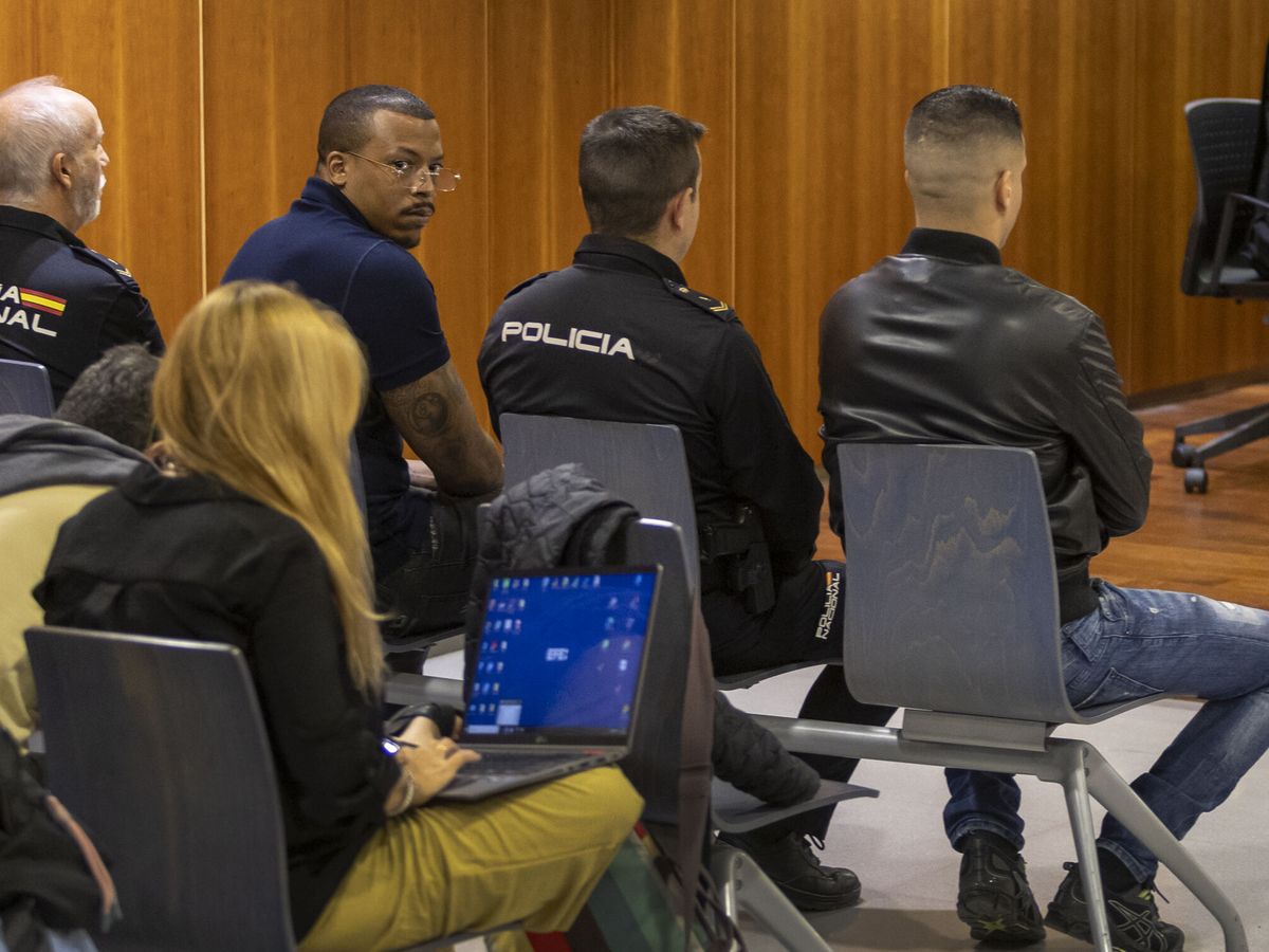 Foto: José Arcadio D. N., alias el Melillero (2i), sentado en el banquillo en el juicio. (EFE/Álvaro Cabrera)