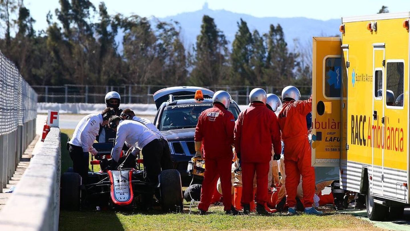 Los operarios de McLaren revisan el coche de Alonso (FOTO: McLaren).