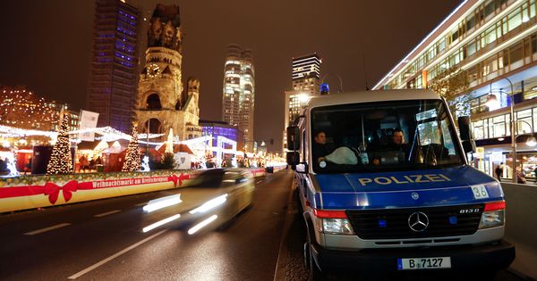 Foto: Un coche de policía custodia una carretera cerca de un Mercado de Navidad en Berlín, el 17 de diciembre de 2018. (Reuters)