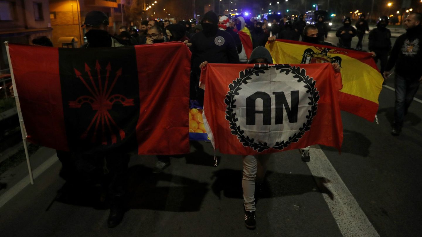 Manifestantes con simbología ultraderechista se marchan tras la intervención de los Mossos d'Esquadra que han impedido el enfrentamiento con un grupo de manifestantes independentistas. (EFE)