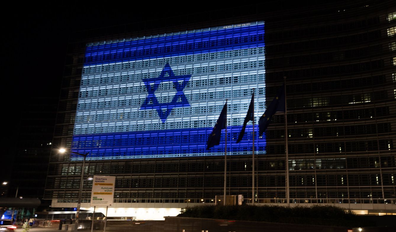 Edificio de la Comisión Europea iluminado con la bandera de Israel. (EFE)