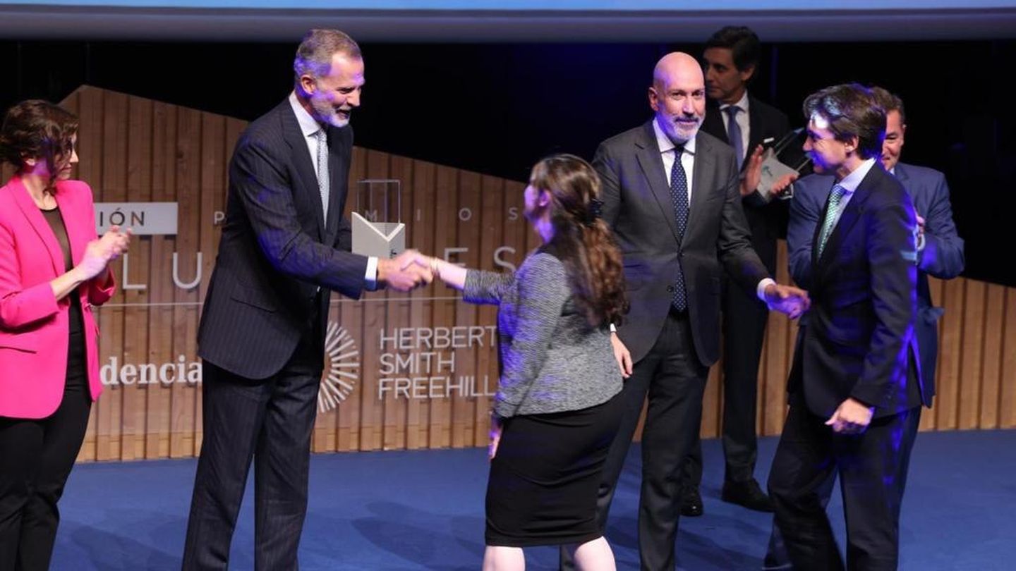 La Alianza Moderna/Rovi ha sido reconocida con el Premio Influyentes en la categoría ‘Ciencia y Salud’.  El Rey ha entregado el galardón a Arpa Garay y Juan López-Belmonte.