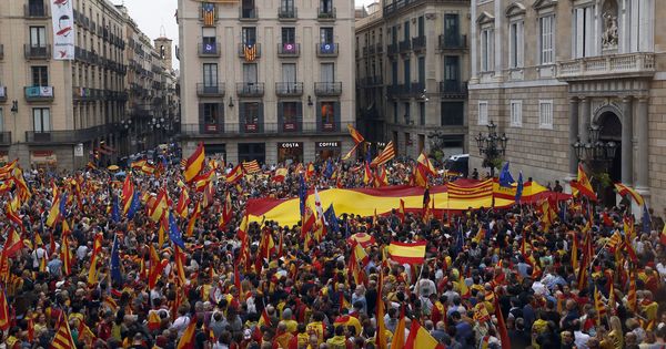 Foto: Miles de personas se manifiestan contra el 1-O en la plaza Sant Jaume de Barcelona. EFE