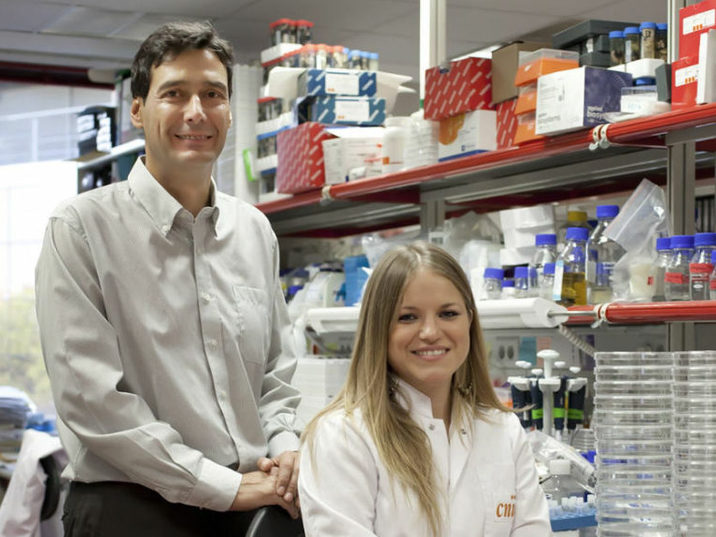 Manuel Serrano y María Abad en su laboratorio. (CNIO)