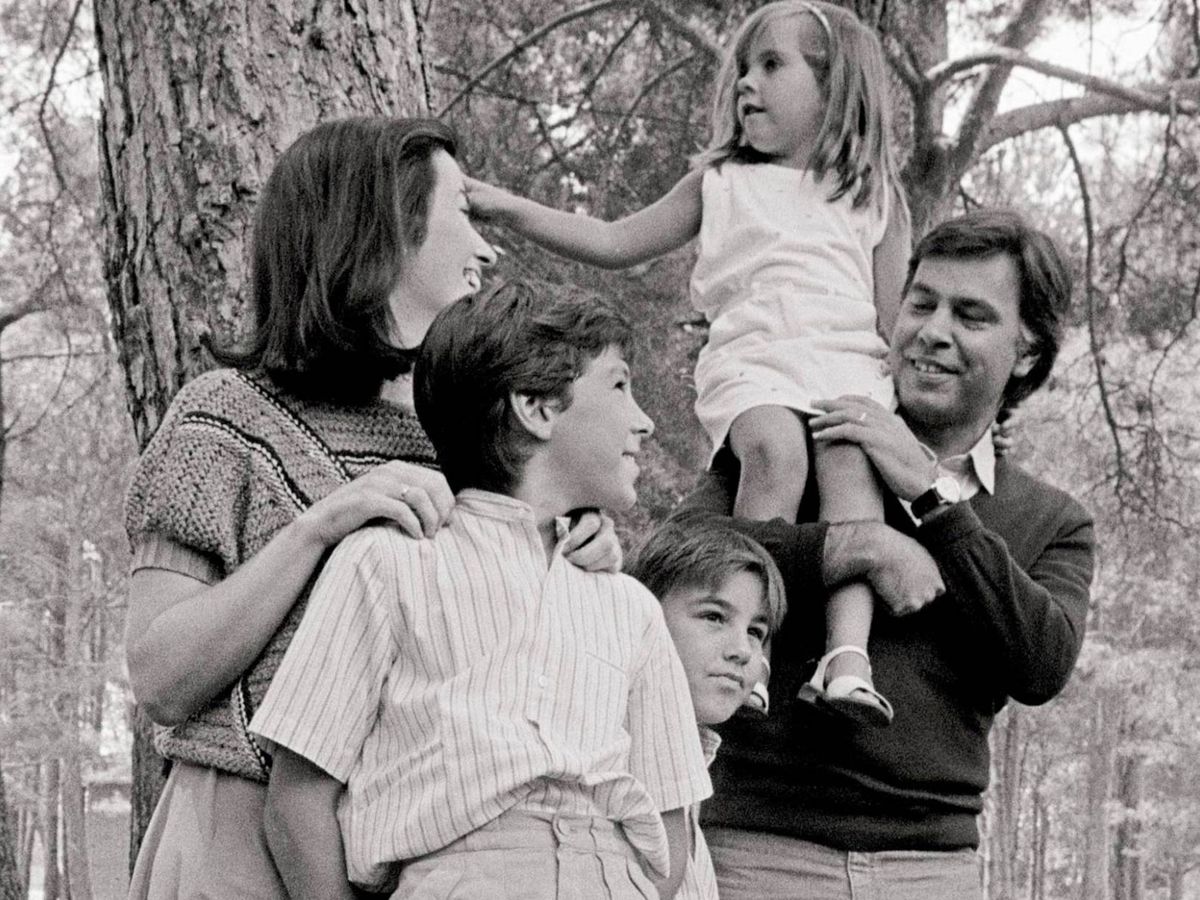 Foto: Felipe González, con su exmujer y sus hijos en Doñana. (EFE)
