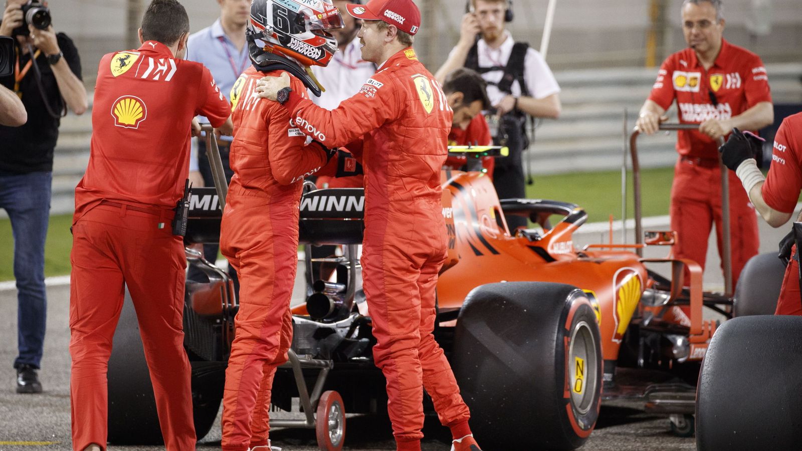 Foto: Vettel felicitando a Leclerc en Bahrein. (EFE)