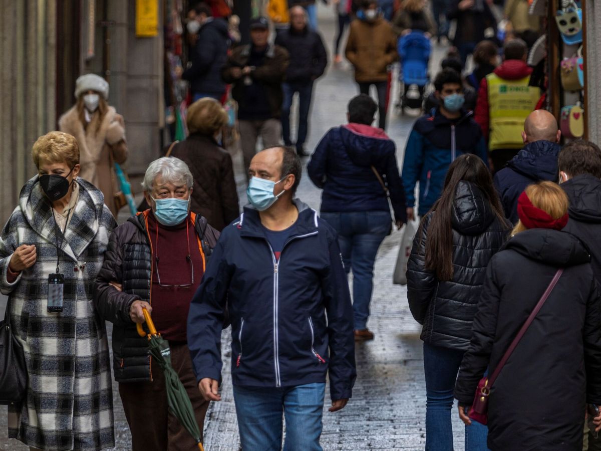 Foto: Varias personas caminan con mascarillas por las calles de Toledo. (EFE/Ángeles Visdómine)