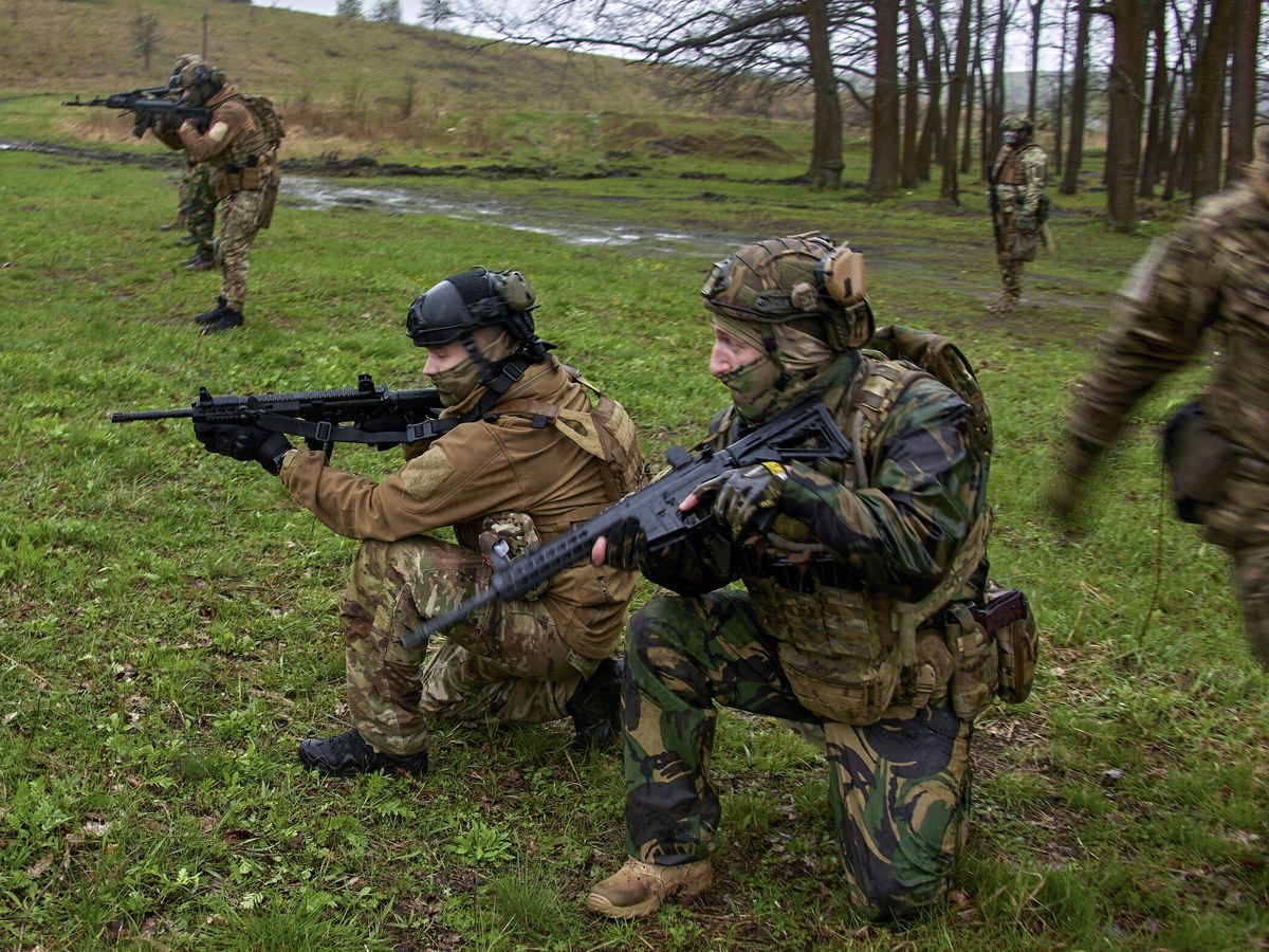 Foto: Entrenamiento militar en Ucrania. (EFE/Sergey Zozlov)
