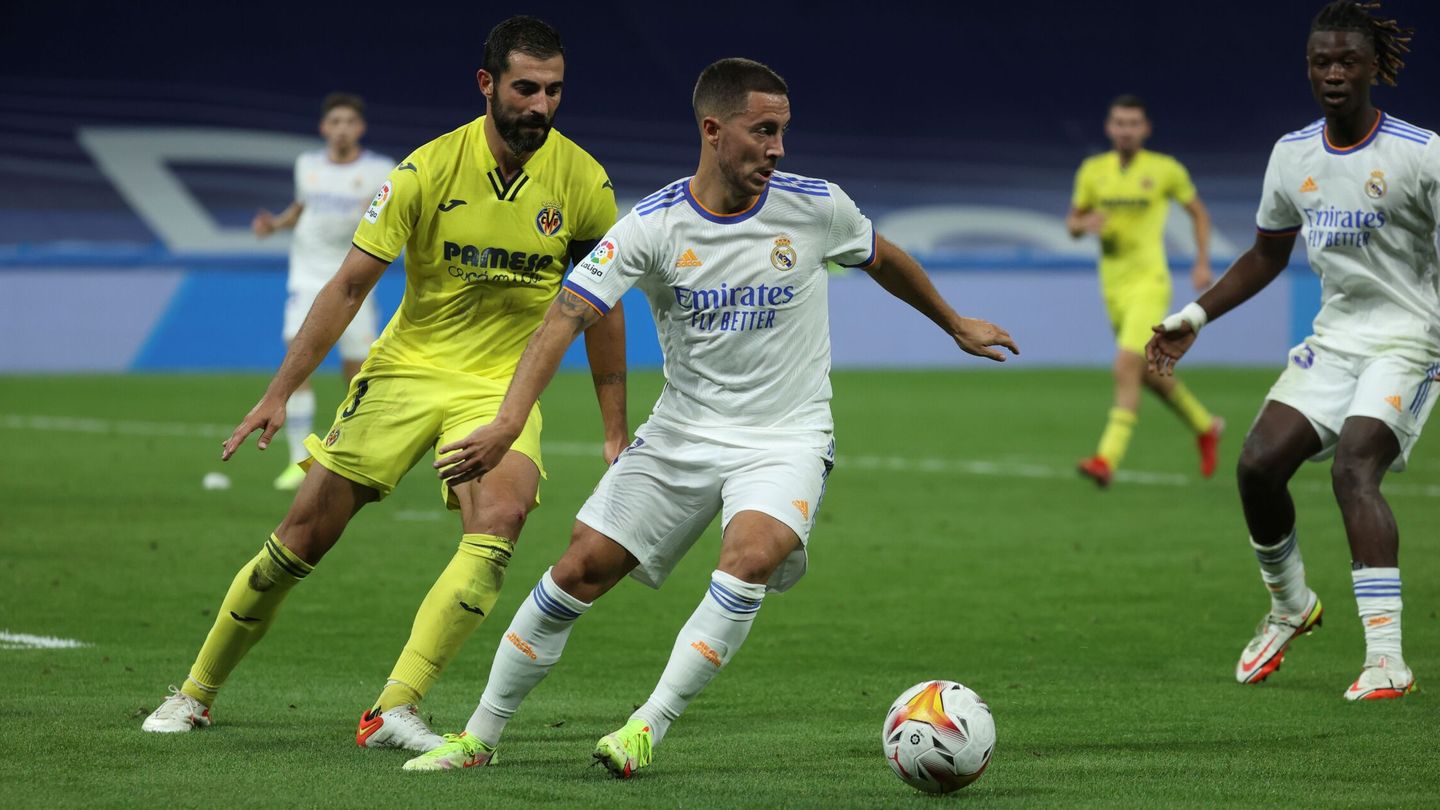 Hazard controla el balón en presencia de Albiol en el partido contra el Villarreal. (EFE)
