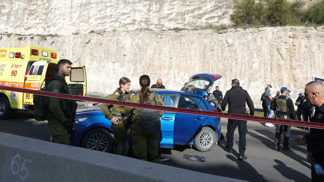 Foto: Fuerzas de seguridad israelíes y servicios de emergencia en el lugar de un tiroteo cerca de Ma'aleh Adumim, un asentamiento de Cisjordania próximo a Jerusalén. (EFE/EPA/Abir Sultan) 