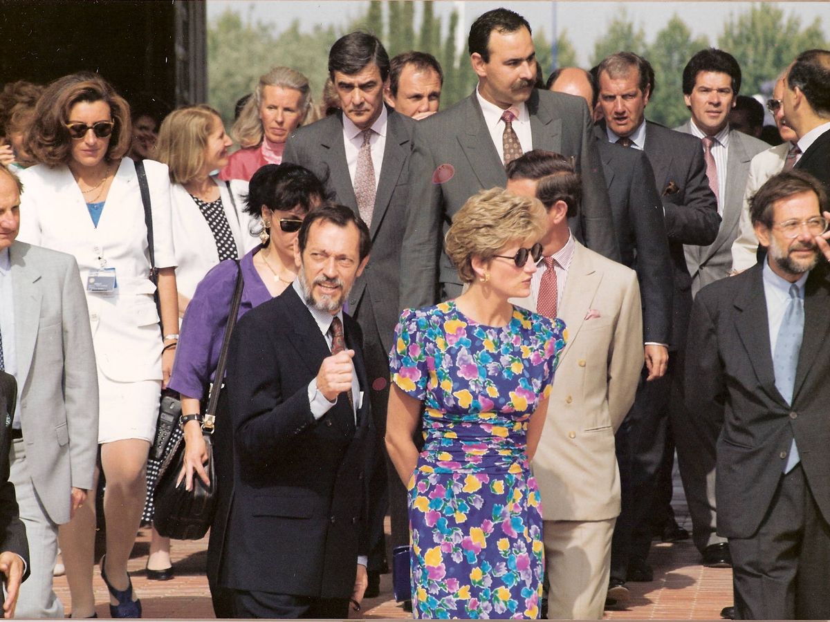 Foto: Los príncipes de Gales en Sevilla. De blanco, María Teresa Otero. (Cortesía)