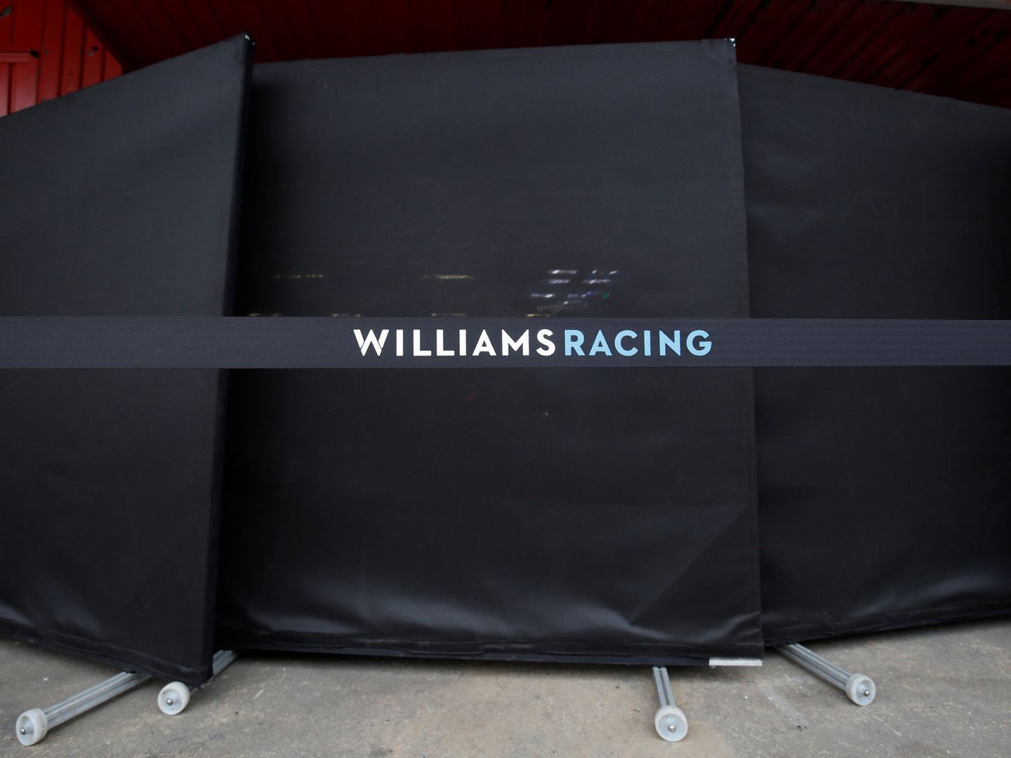 Los mecánicos de Williams trabajando a contrarreloj para tener el coche listo. (Reuters)