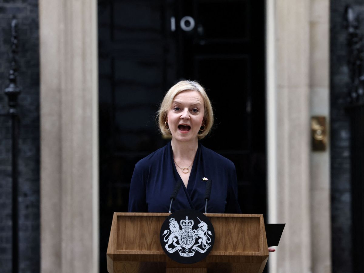 Foto: Liz Truss anuncia su dimisión en el Número 10 de Downing Street. (Reuters/Henry Nicholls)