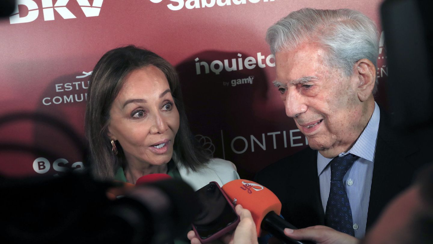 Isabel Preysler y Mario Vargas Llosa, en el acto de entrega del premio Madrileño del Año. (EFE/Fernando Alvarado)