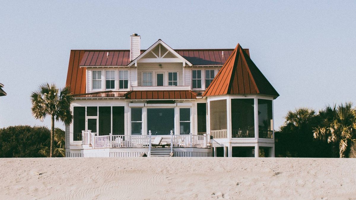 Si vendo la casa de la playa de mi madre, de 79 años, ¿qué impuestos tengo que pagar?