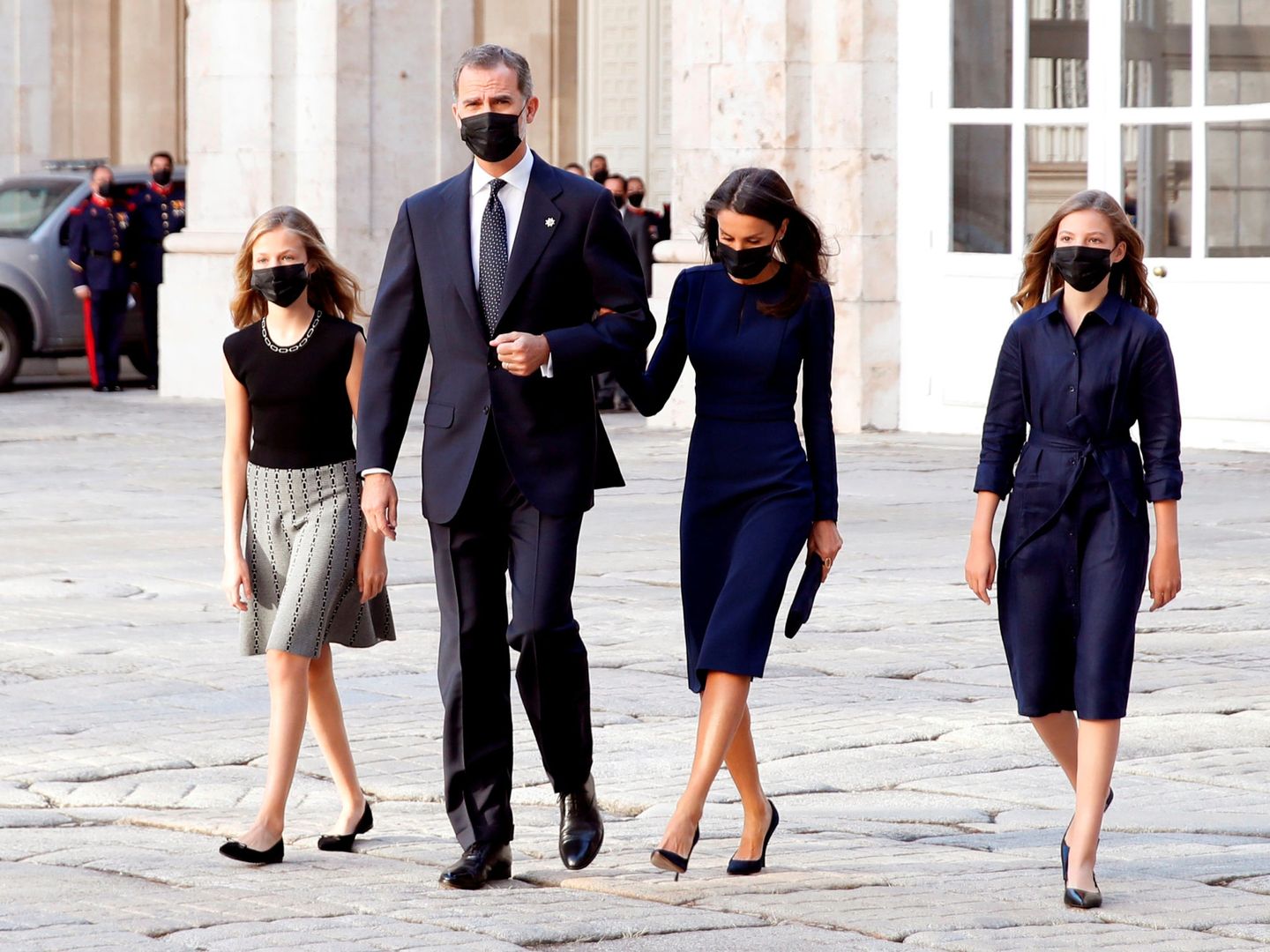 Los Reyes y sus hijas, en el momento de acceder al Palacio Real. (Reuters)