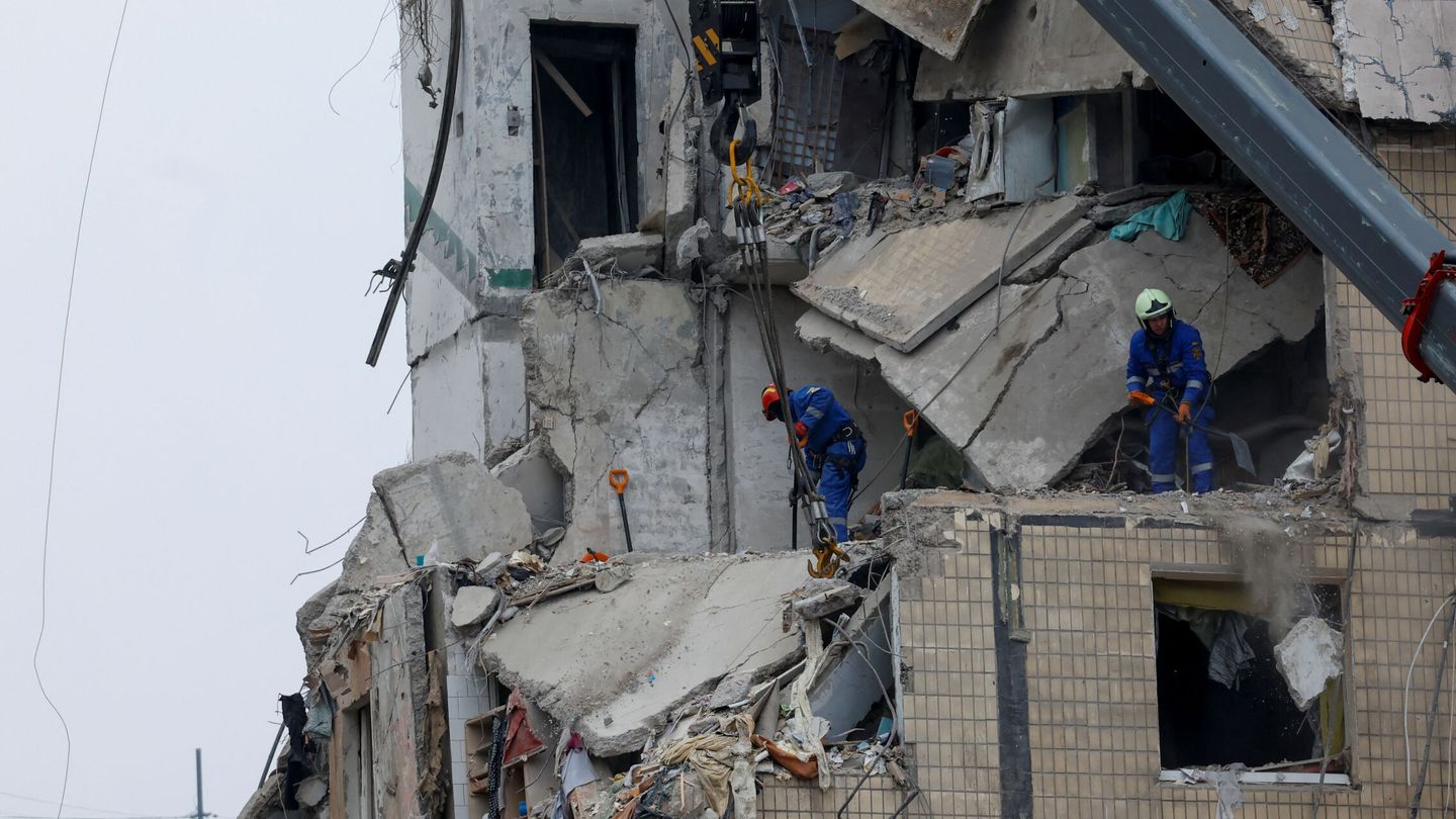 Emergency personnel work at the site where an apartment block was heavily damaged by a Russian missile strike, amid Russia's attack on Ukraine, in Dnipro, Ukraine January 16, 2023. REUTERS Clodagh Kilcoyne