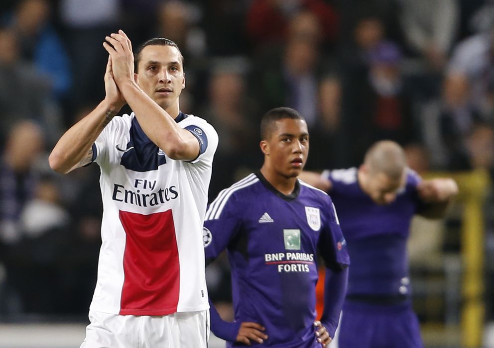 Foto: Zlatan Ibrahimovic celebra uno de los cuatro goles que marcó en el estadio Constant Vanden Stock de Bruselas