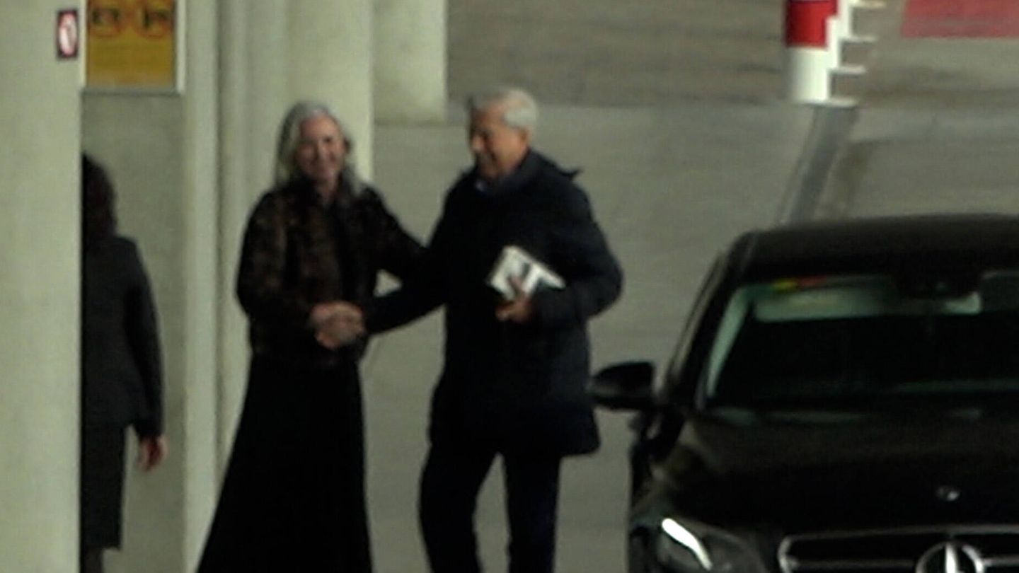 Vargas Llosa es recibido en el aeropuerto de Madrid por una mujer desconocida. (Gtres)