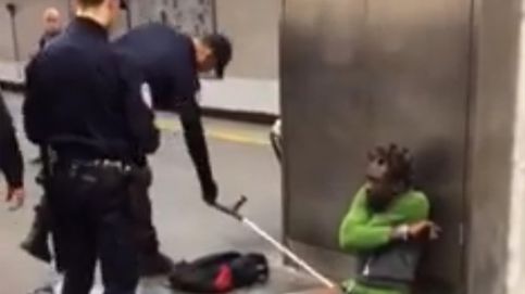Filman a la Policía francesa dejando sin pantalones a un minusválido
