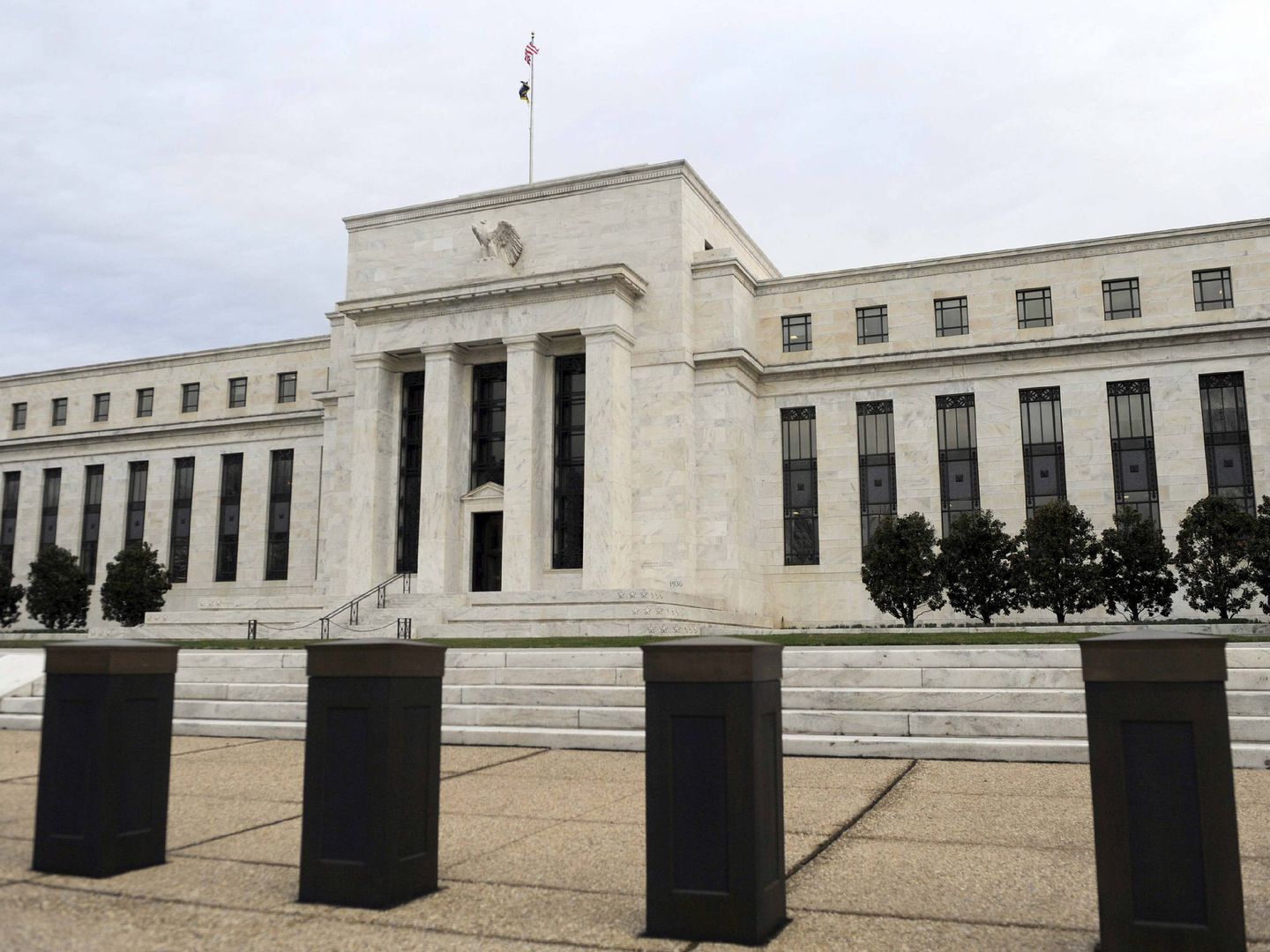 Fachada principal del edificio de la Reserva Federal, en Washington. (EFE)