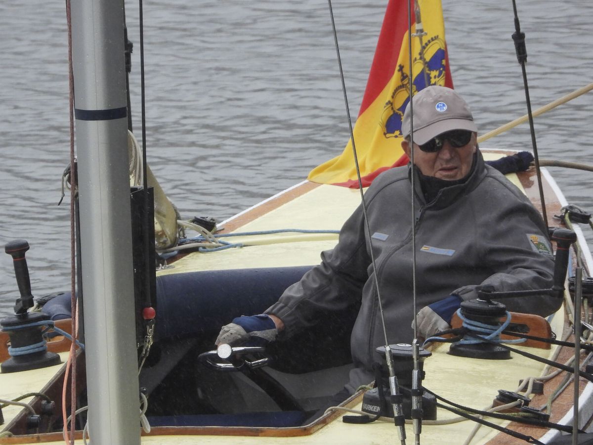 Foto: El rey emérito Juan Carlos I navegando a bordo del Bribón. (EFE)