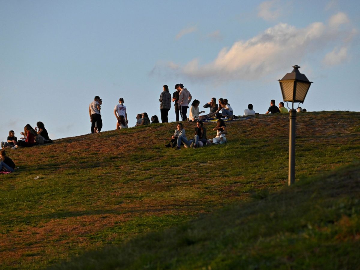 Foto: Jóvenes en el Parque del Cerro del Tío Pío, Madrid. (EFE)