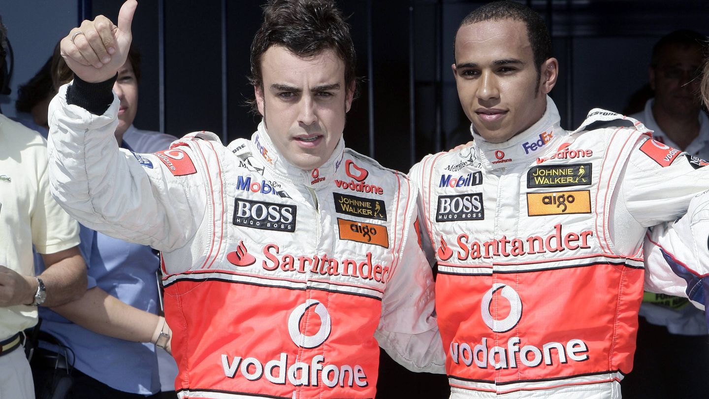 Fernando Alonso y Hamilton, en 2007, año que compartieron equipo en McLaren. (EFE)
