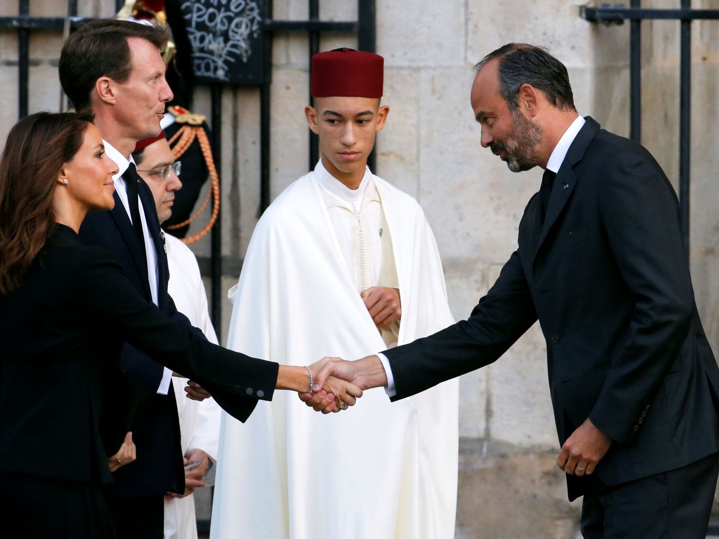 Joaquín y Marie de Dinamarca, junto al príncipe heredero de Marruecos este lunes en París. (Reuters)
