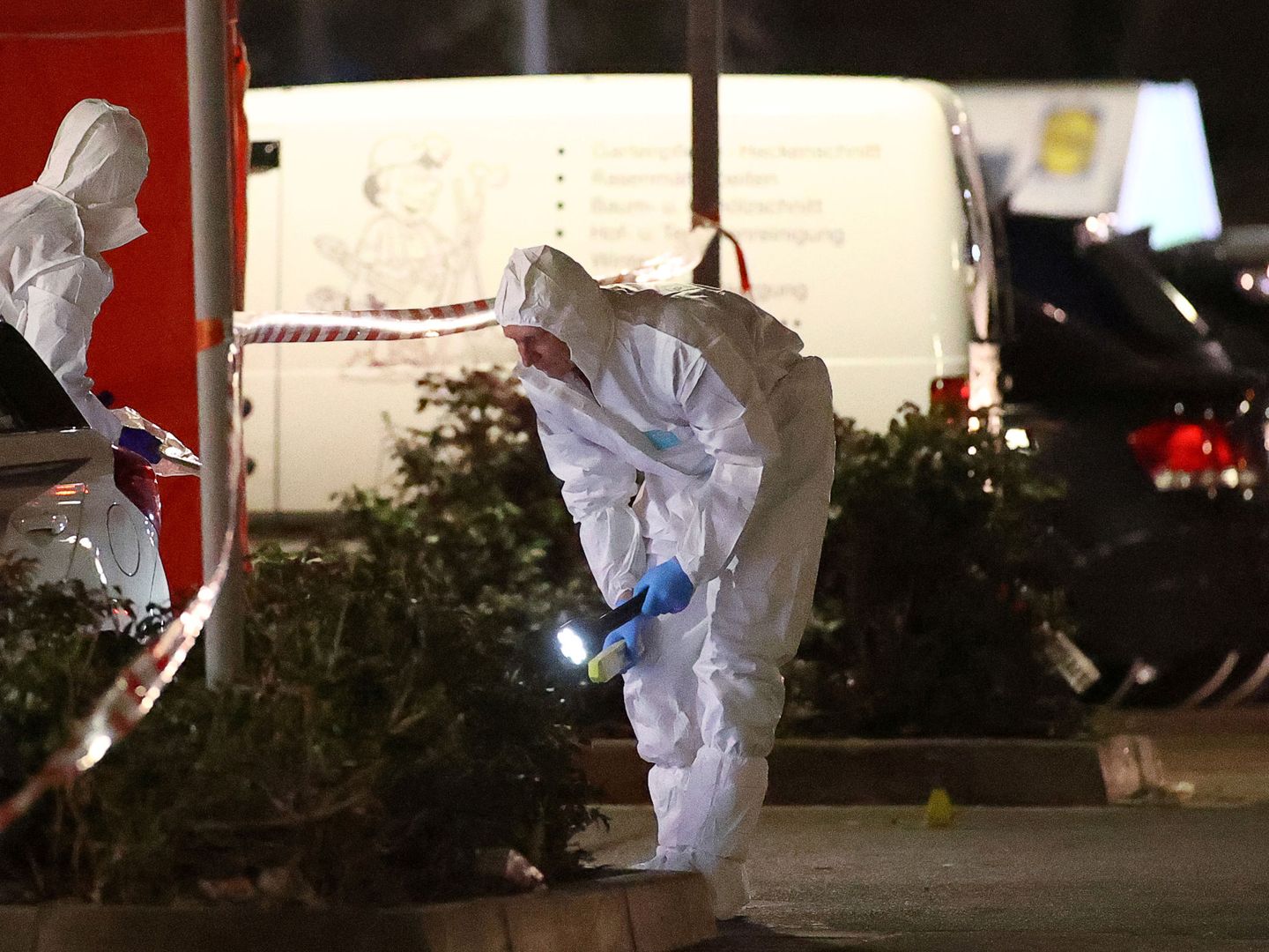 Agentes analizan la zona tras los ataques. (Reuters)
