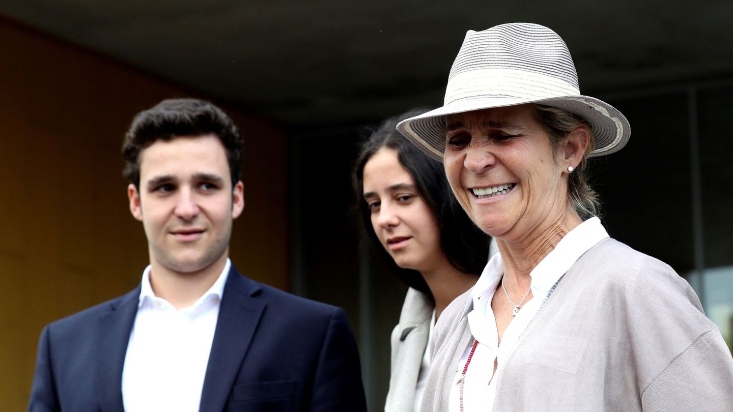 Froilán, junto a su hermana y su madre, en una de sus visitas al rey Juan Carlos en la clínica Quirón. (EFE)