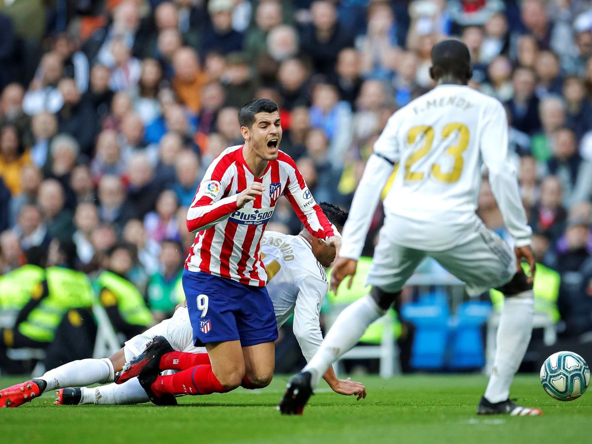Foto: Álvaro Morata y Casemiro en la acción de la polémica en el derbi disputado en el Bernabéu. (EFE)