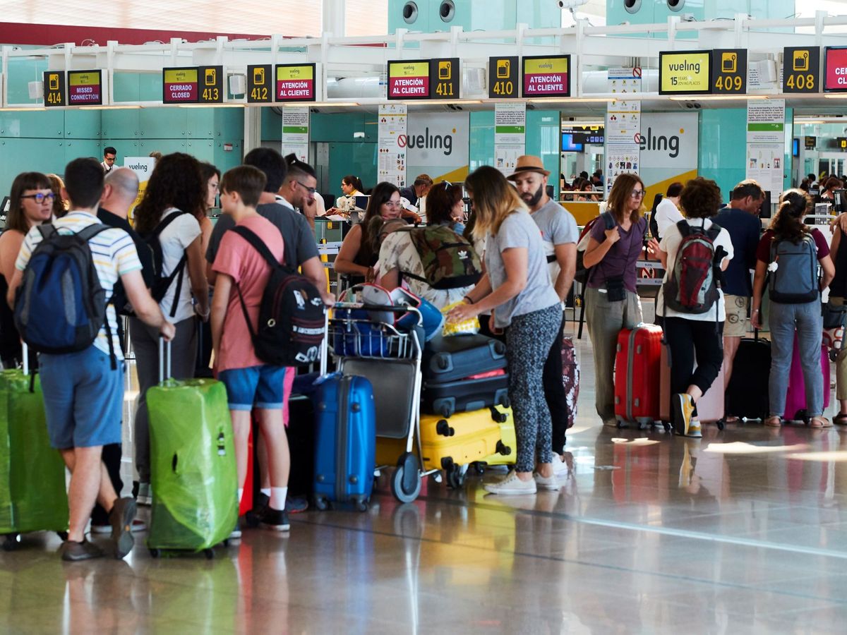 Foto: Muchas aerolíneas, según su normativa de equipaje de mano, permiten llevar una única pieza de forma gratuita. (EFE/Alejandro García)