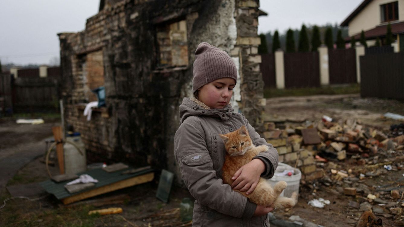 Foto: Una niña ucraniana de 9 años sostiene a su gato Marsyk cerca de Kyiv, Ucrania. (Reuters/Murad Sezer)