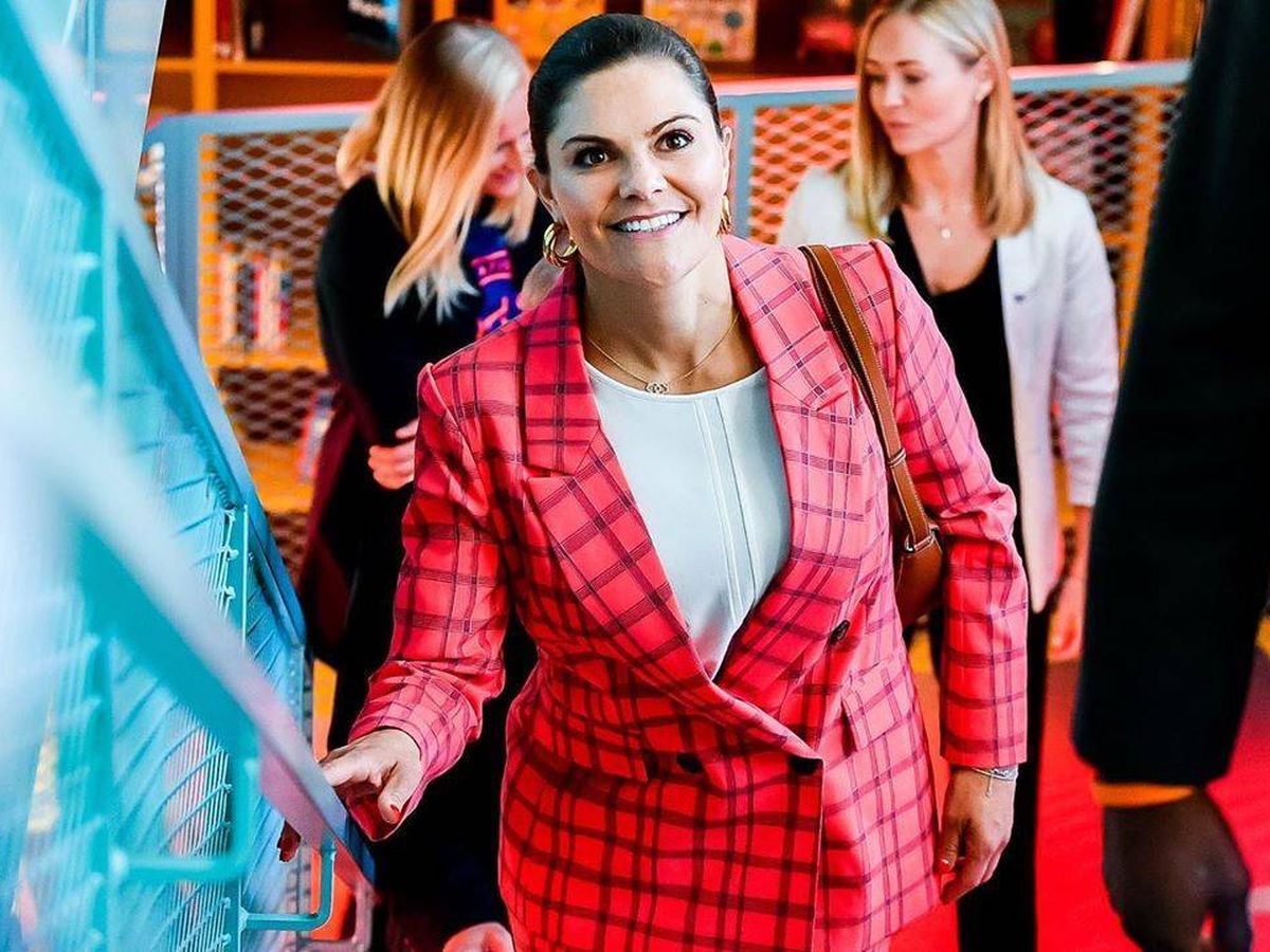 Foto: Victoria de Suecia es una apasionada de los trajes con estampado a cuadros. (Instagram @kungahuset)