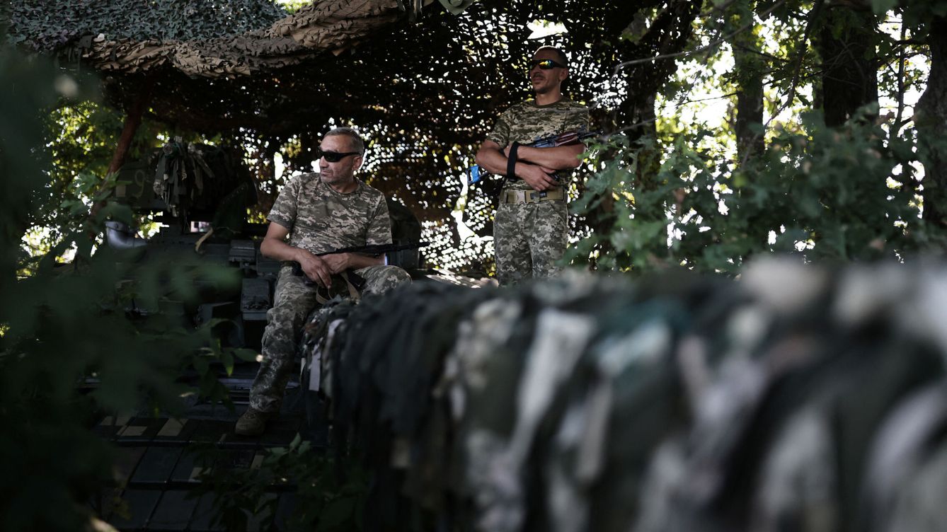 Foto: Soldados ucranianos se camuflan en Járkov, Ucrania. (Reuters/ Nacho Doce)