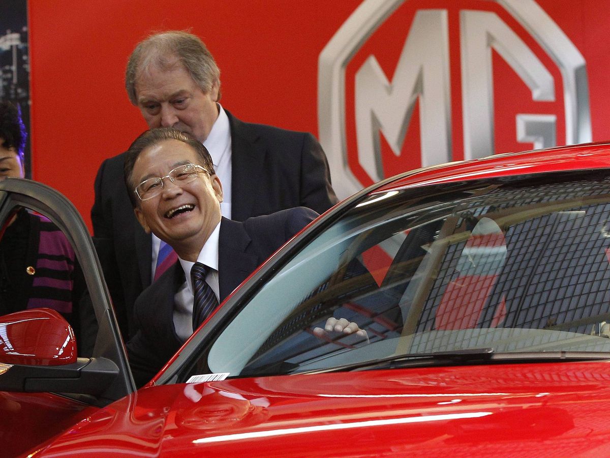 Foto: El primer ministro Wen Jiabao, en la fábrica de MG en Inglaterra. (EFE/Phil Noble)