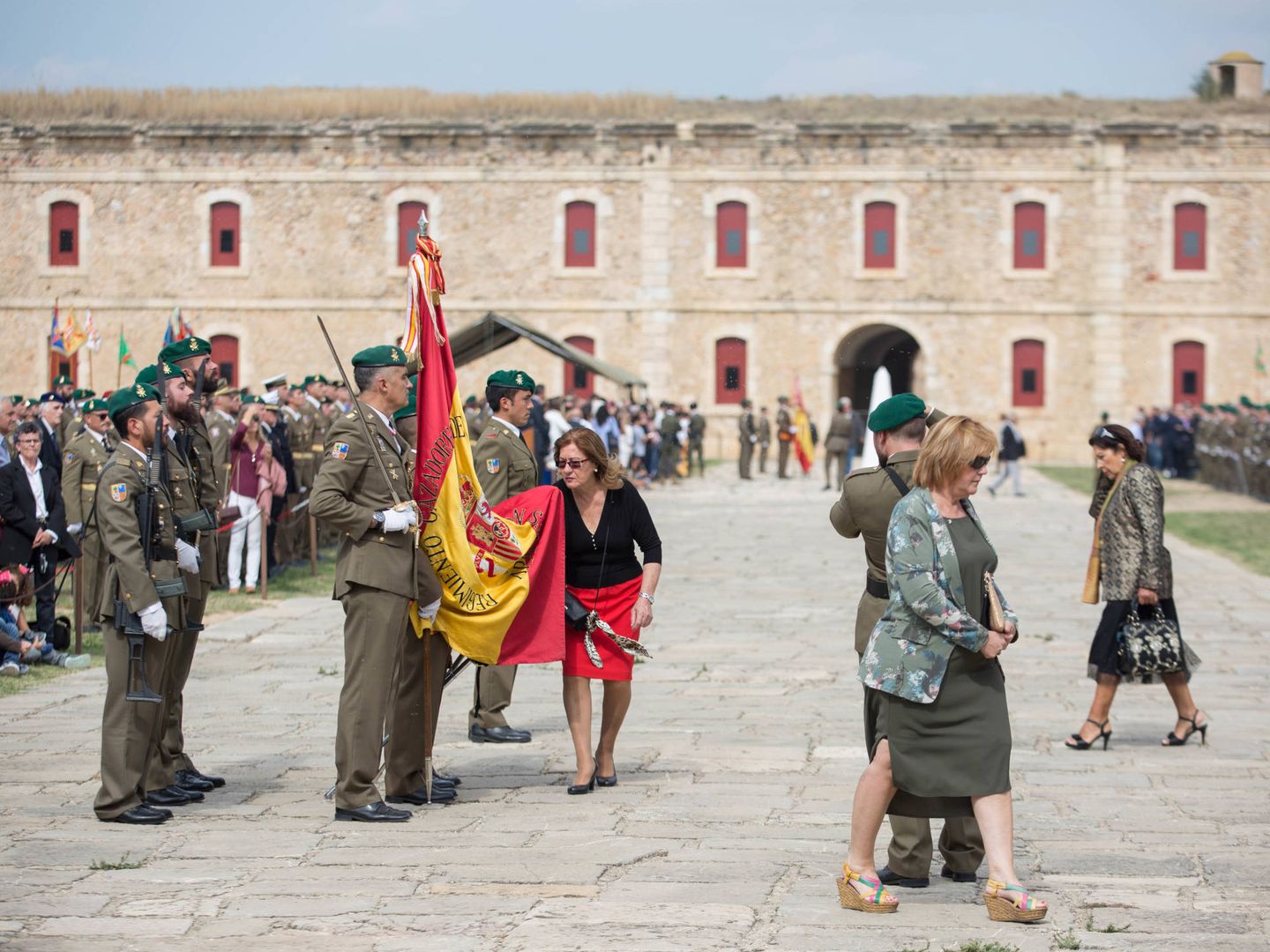 300 personas civiles juraron la bandera española en el castillo de San Fernando. (D.B.)