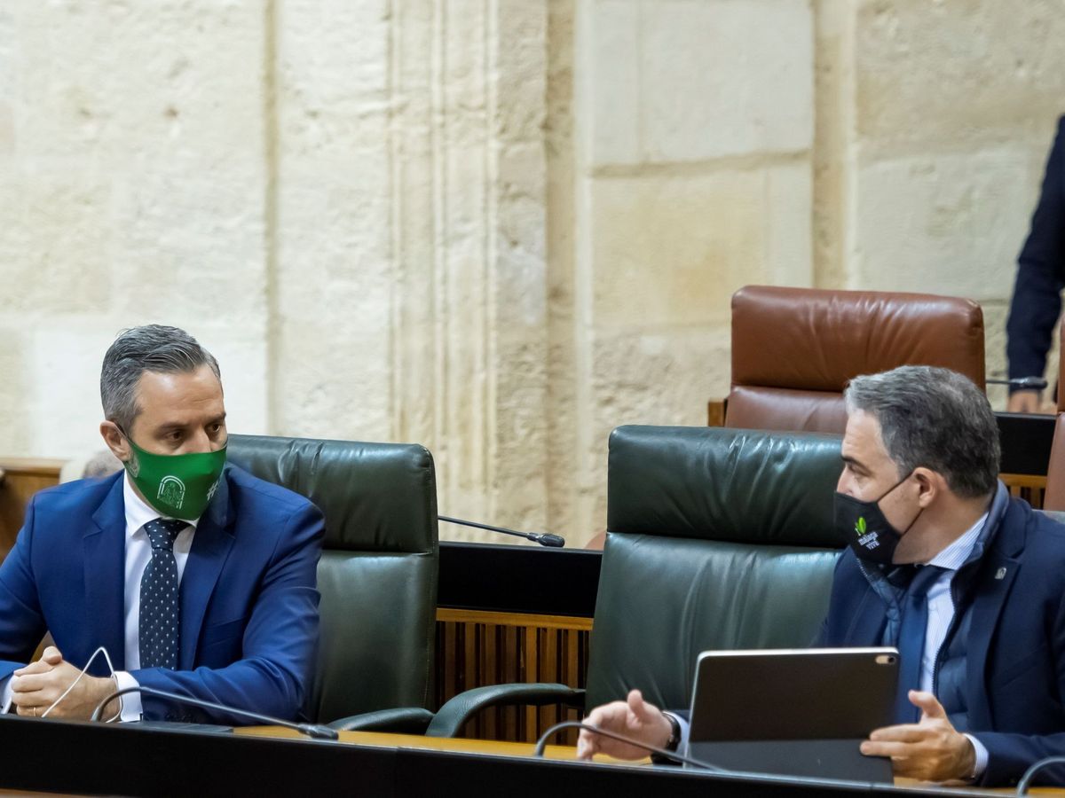 Foto: Juan Bravo y Elías Bendodo, en el Parlamento de Andalucía, cuando eran consejeros de la Junta. (EFE/Raúl Caro)