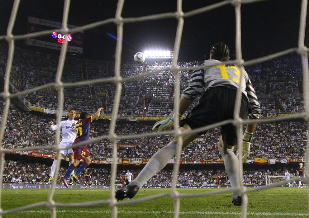 Foto: El 20 de abril de 2011, con un imperial testarazo en la prórroga, Cristiano dio el triunfo en el último precedente entre Real Madrid y Barcelona en una final de