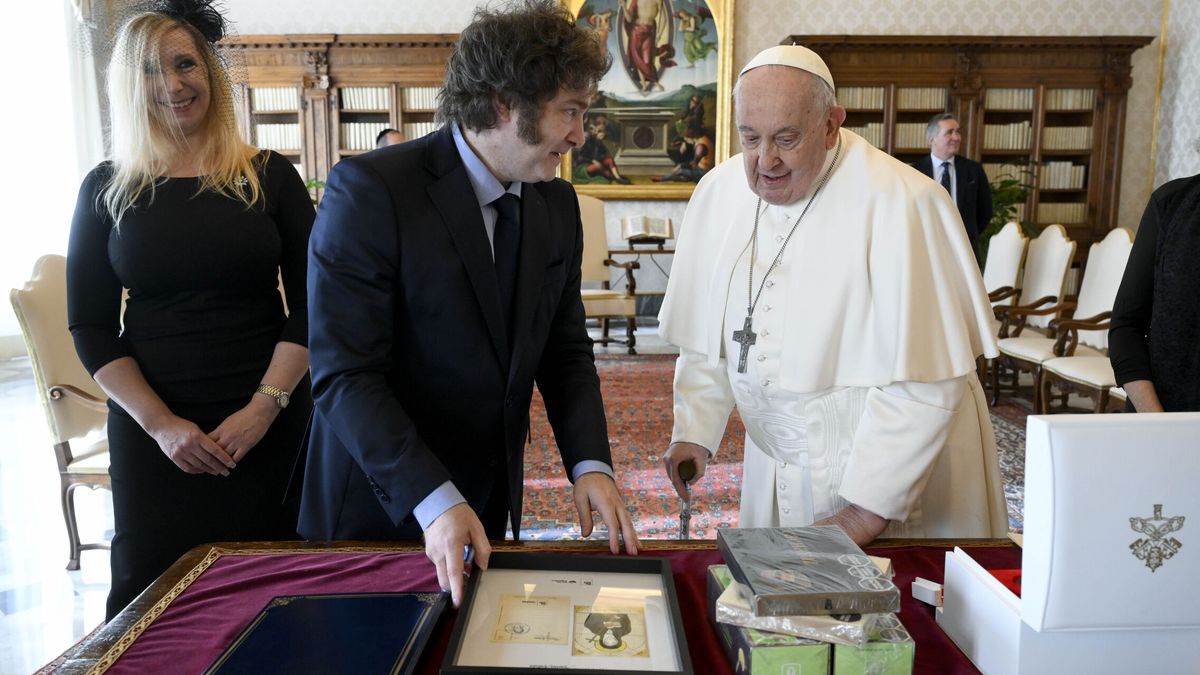 Milei entierra los conflictos con el Papa con una reunión, alfajores y un manuscrito de 1854