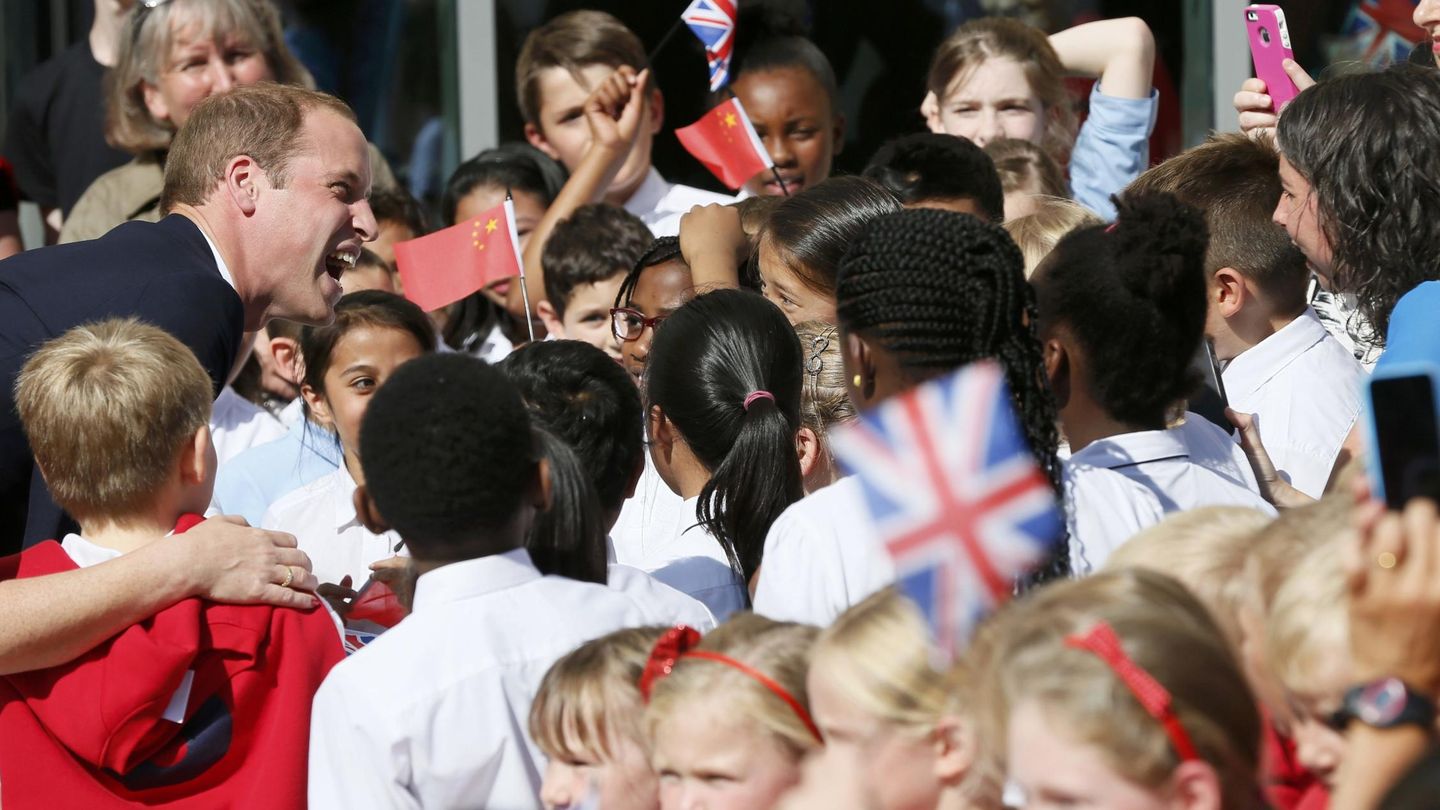 El príncipe Guillermo siempre ha tenido mucho 'feeling' con los niños pequeños. (Reuters)